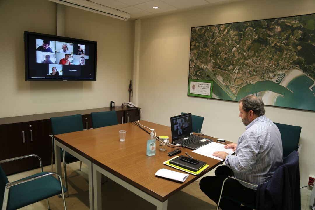 El Alcalde de Hondarribia Txomin Sagarzazu conversa con los periodistas en la rueda de prensa virtual