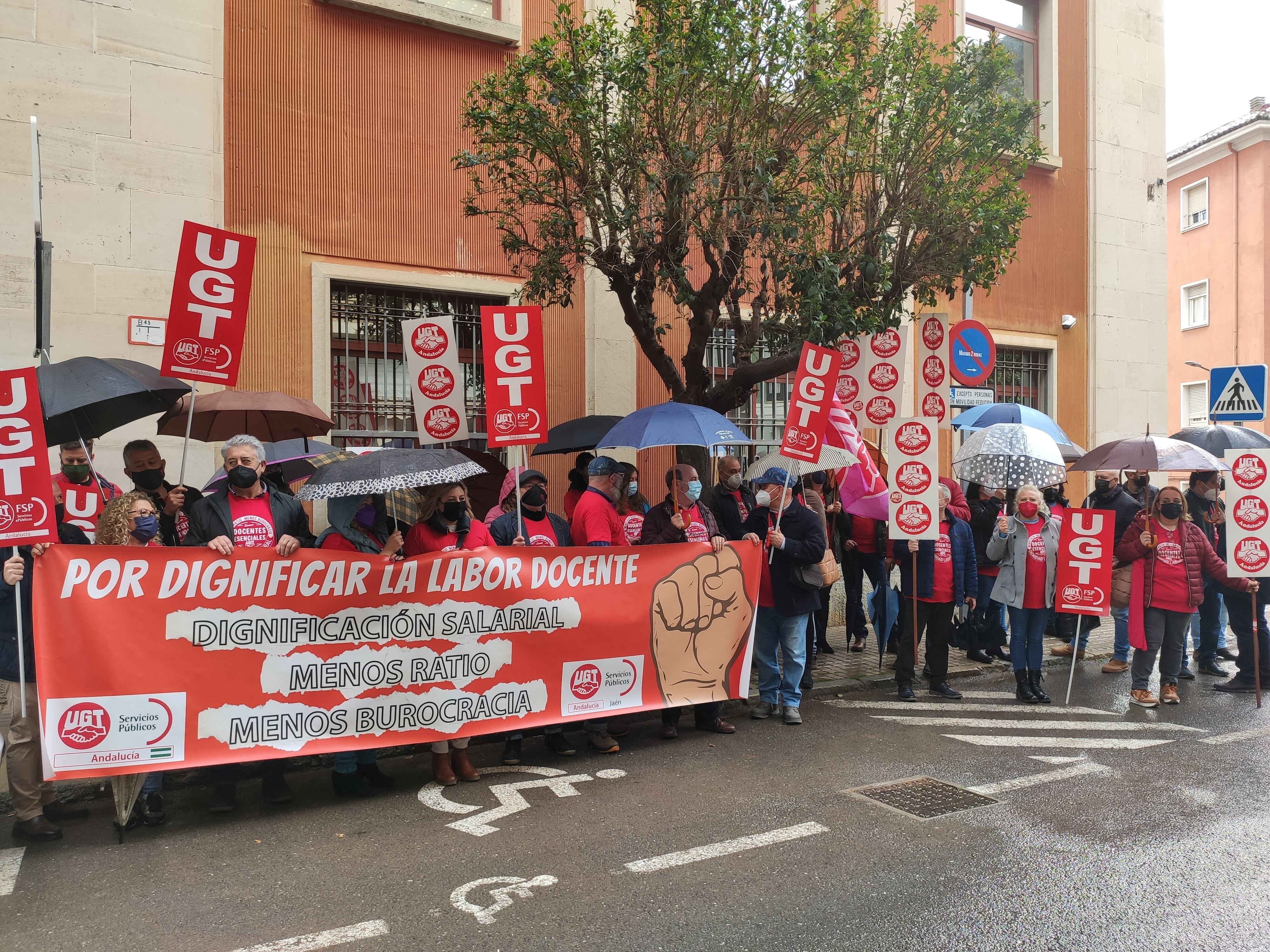 El sindicato UGT durante una concentración por la educación ante la delegación correspondiente de la Junta de Andalucía en Jaén