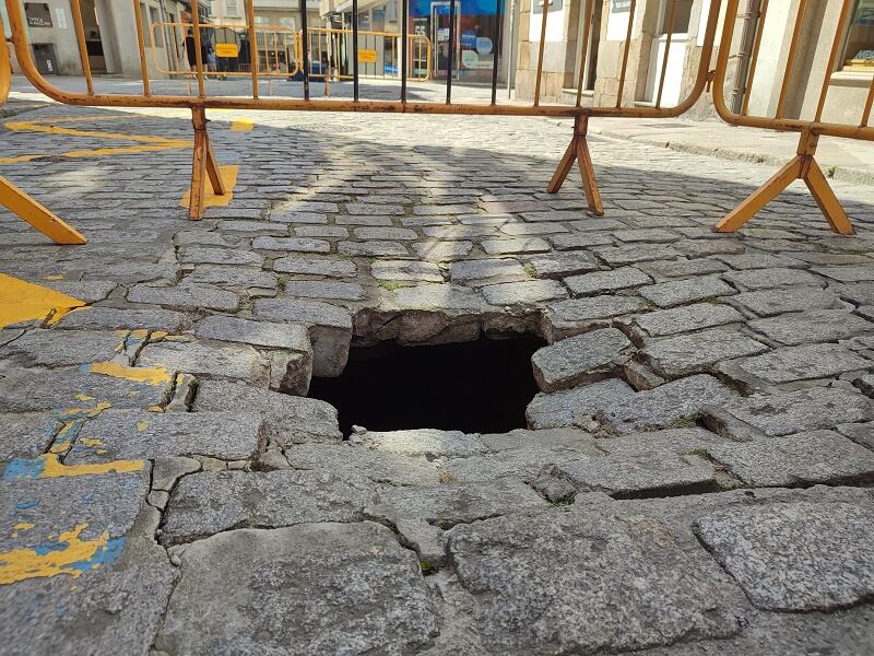 El hundimiento del adoquín provocó un agujero en la calle Rubalcava