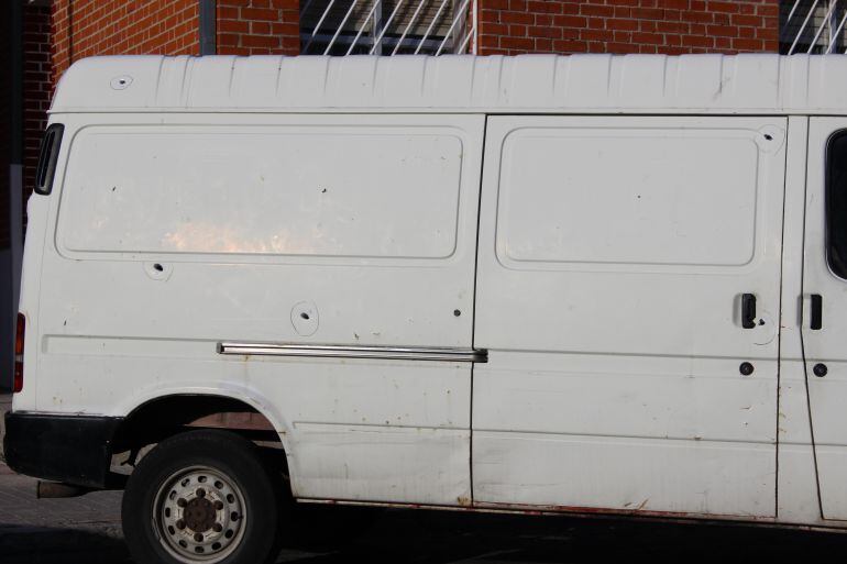 Una furgoneta, estacionada en la zona del tiroteo, con varios impactos de bala  