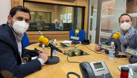 Los politólogos Carlos Abad (iquierda) y Francisco Javier López Carvajal (derecha) en los estudios de Radio Murcia