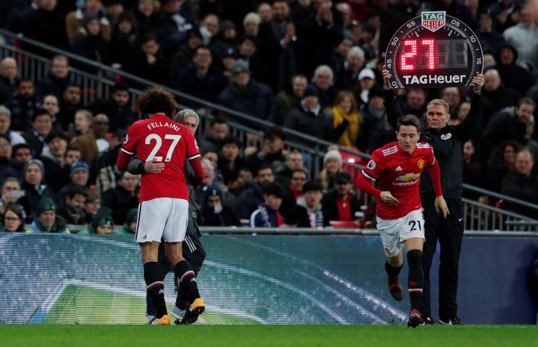 Ander Herrera entra desde el banquillo en un partido del United.