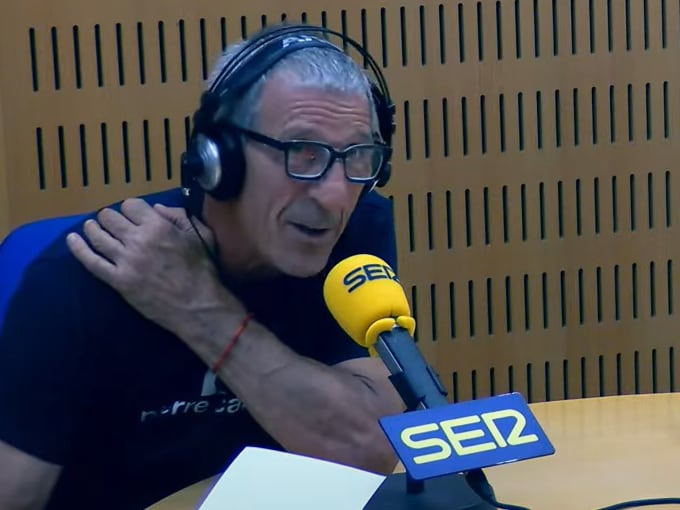 Juanjo Díaz de Guereño, Super Juanjo, comenta un partido del playoff del Real Murcia en junio de 2025.