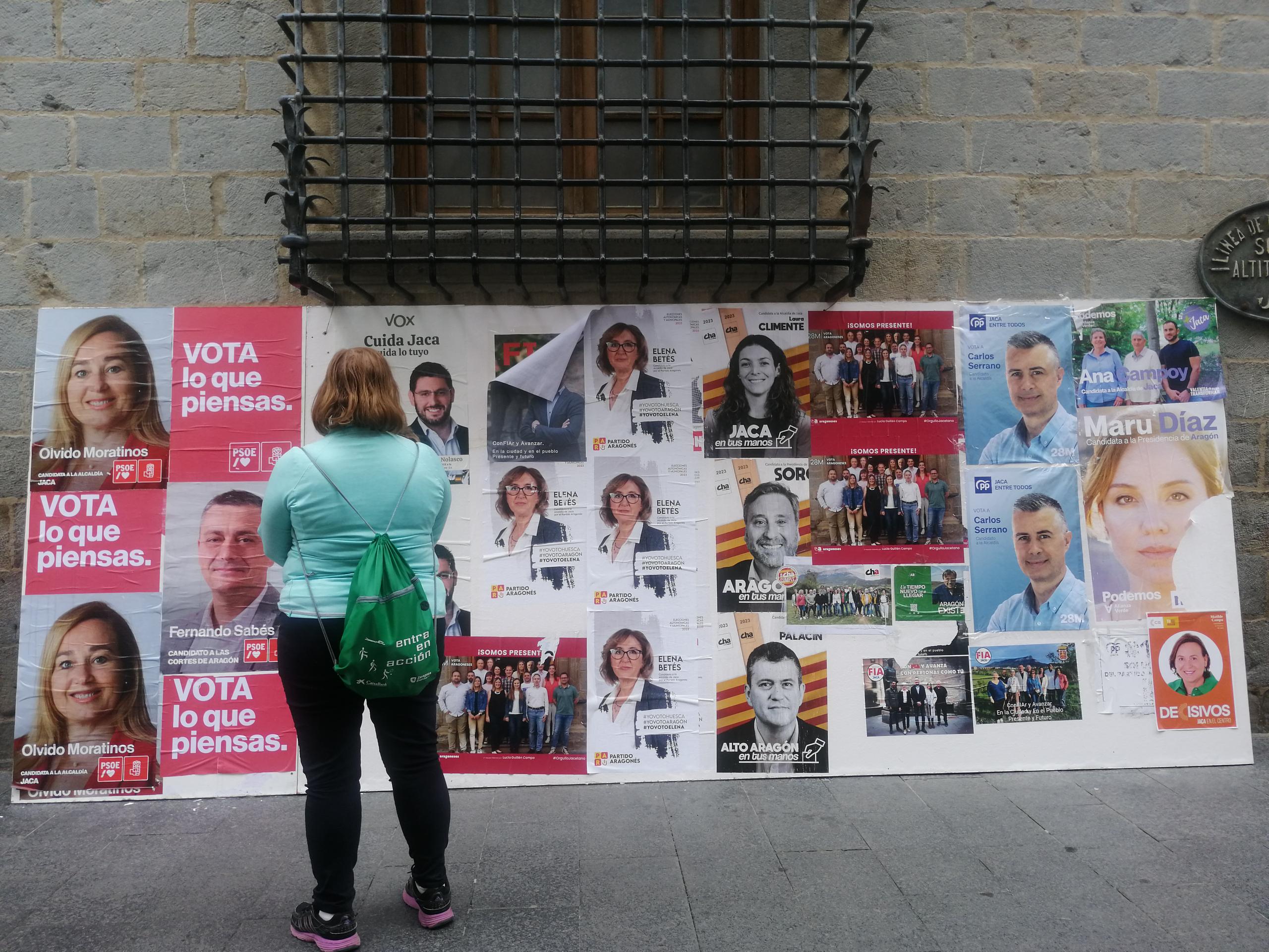 Carteles electorales en la calle Mayor de Jaca