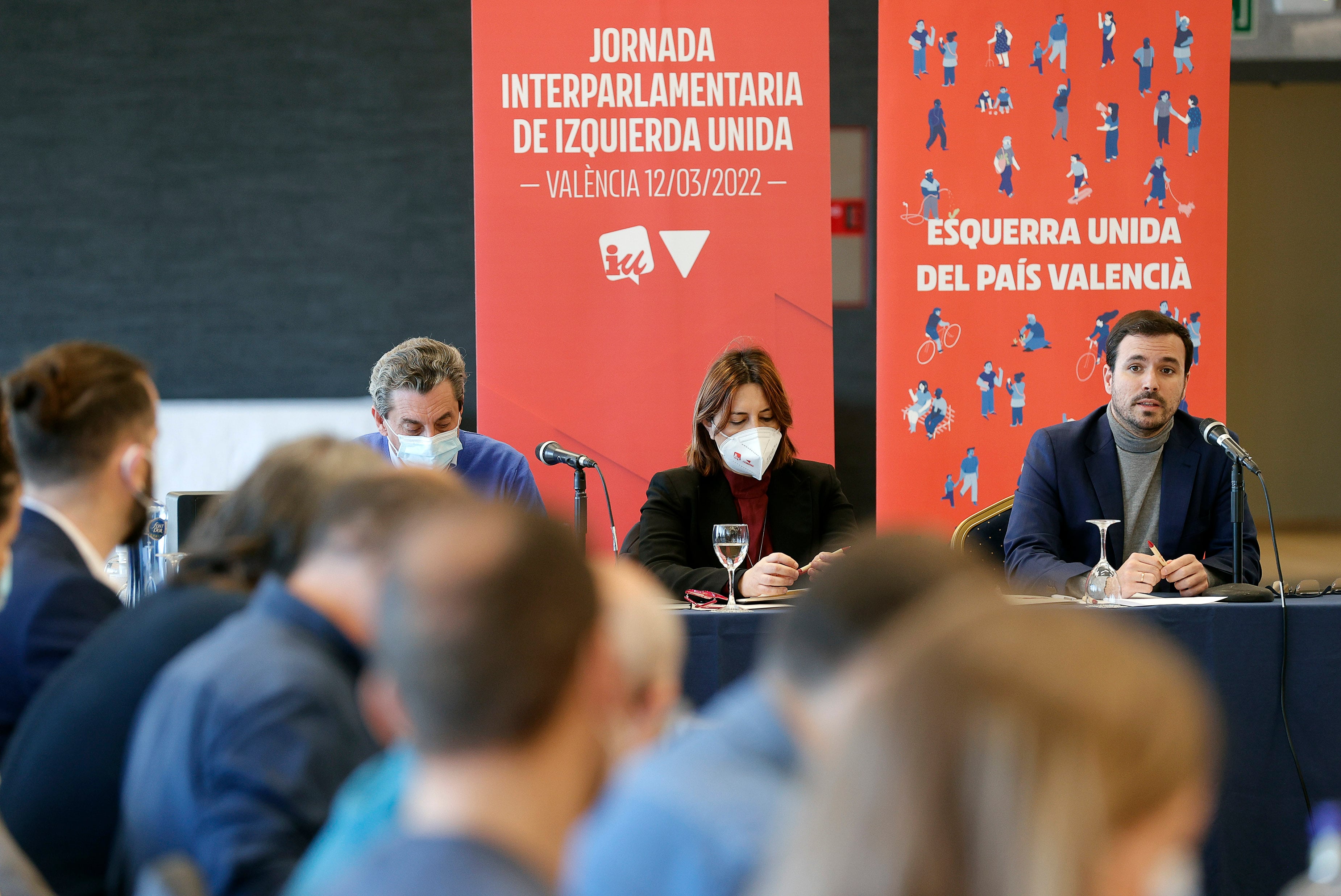 Izquierda Unida celebra su conferencia interparlamentaria, a la que asisten sus representantes en los parlamentos autonómicos, la Federación Española de Municipios y Provincias, el Congreso de los Diputados y el Parlamento Europeo, con la intervención del coordinador federal de Izquierda Unida y ministro de Consumo, Alberto Garzón. En la imagen junto a Garzón, la coordinadora de Esquerra Unida, Rosa Pérez Garijo.