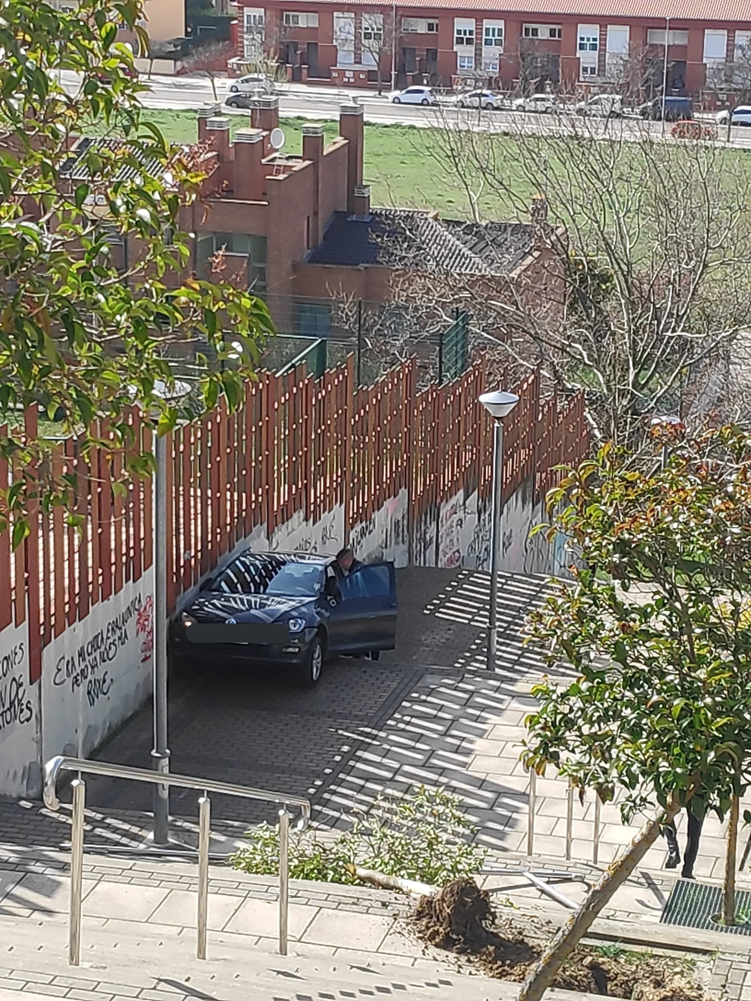 El vehículo recorrió 80 metros por unas escaleras sin causar heridos