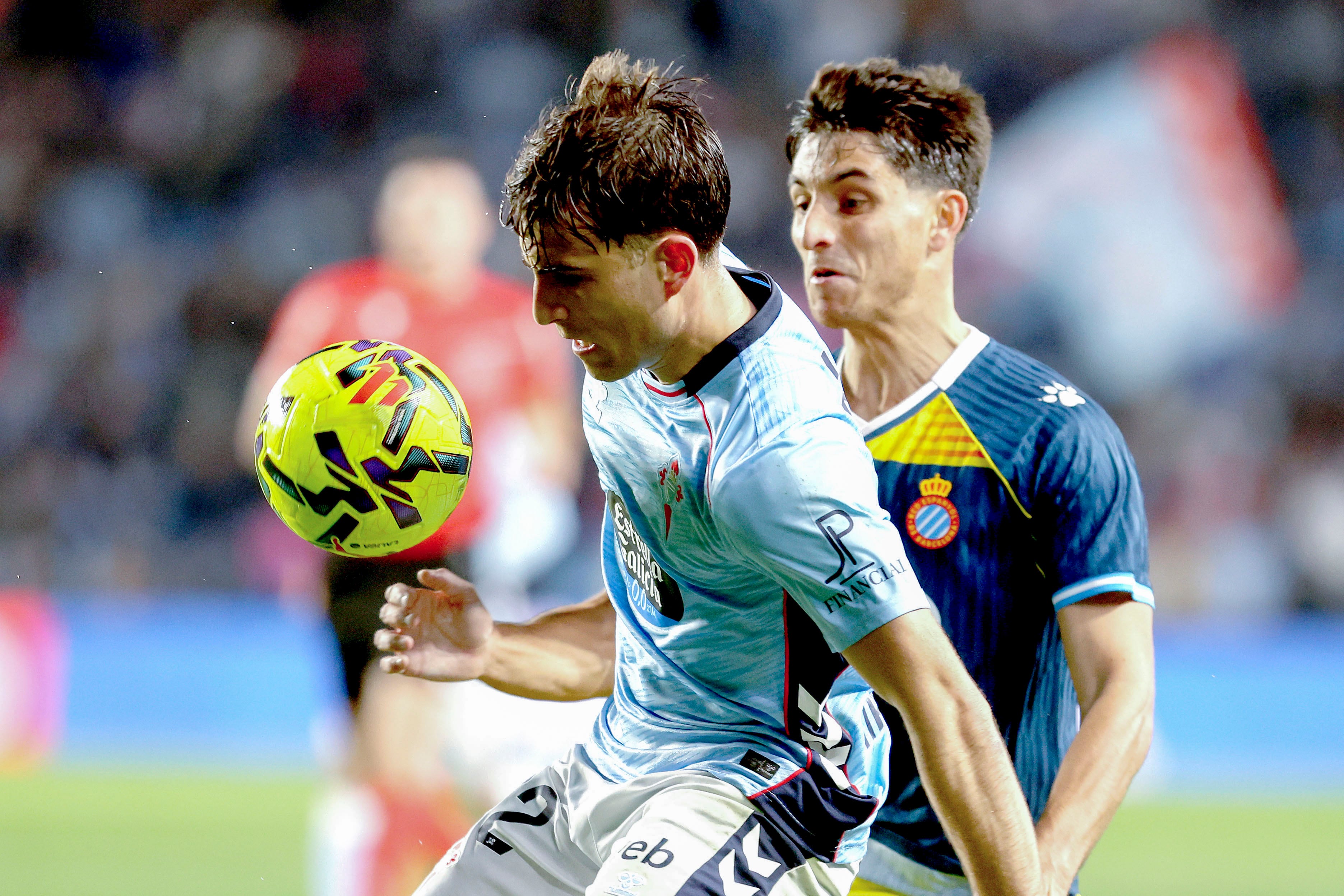 VIGO (PONTEVEDRA), 30/11/2025.- El defensa del Celta Javier Rodríguez (i) disputa un balón con el defensa del Espanyol Urko González de Zárate (d) durante el partido de LaLiga entre RC Celta de Vigo y RCD Espanyol celebrado este domingo en el Estadio de Balaídos, en Vigo. EFE/ Salvador Sas
