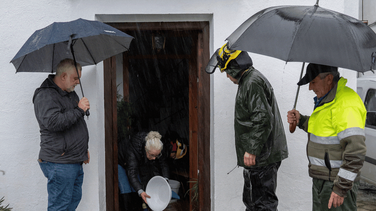 La Guardia Civil busca a una mujer que ha sido arrastrada por el río Turvilla en Sayalonga (Málaga)