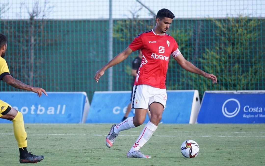 Youness con el brazalete de capitán del Real Murcia en el amistoso contra el Hércules en Pinatar Arena