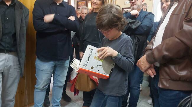 El Sant Jordiet 2025, Martín Bellver Sevila, revisando el libro 'El principito' al poco de recibir el regalo