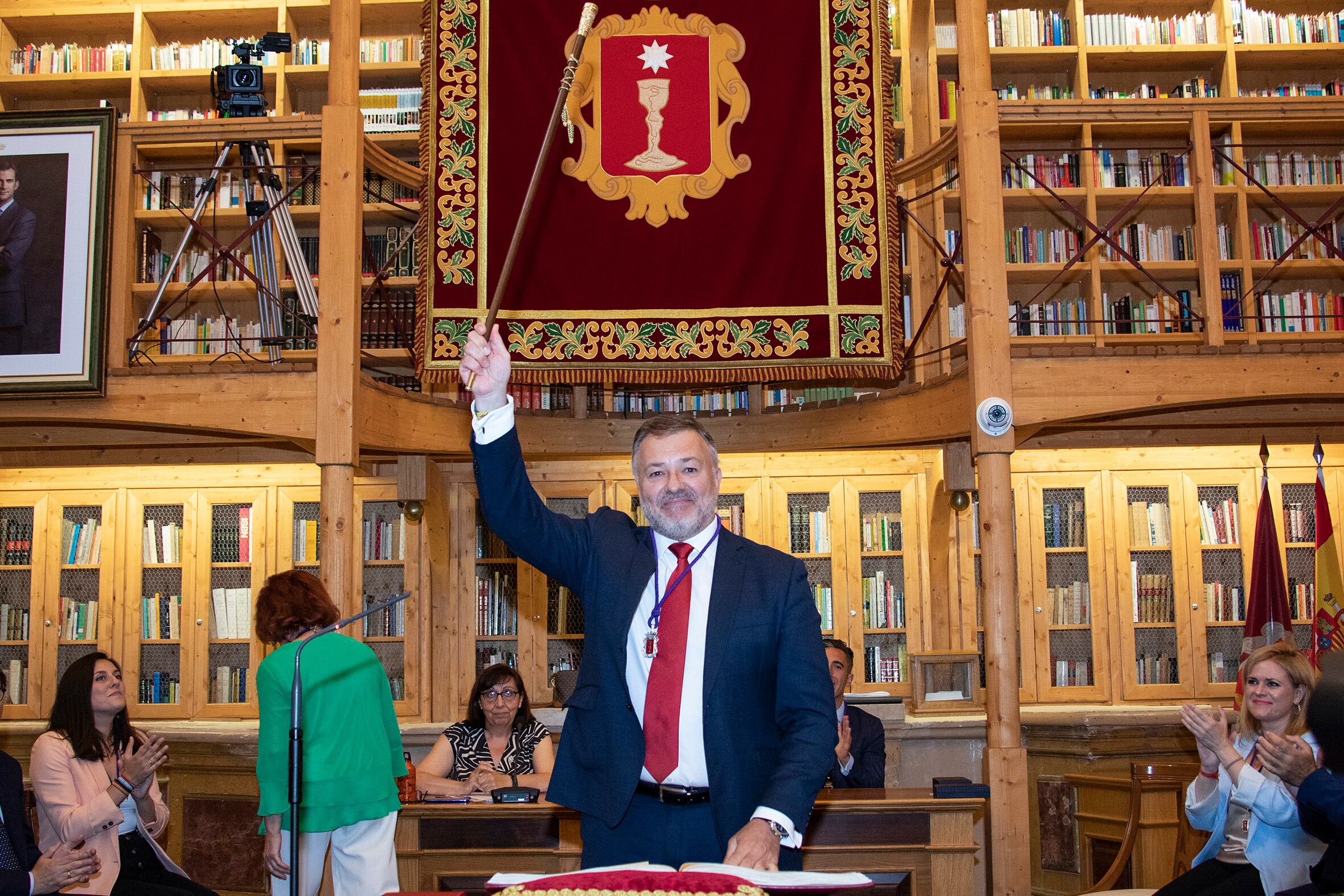 El alcalde de Cuenca, el socialista, Darío Dolz, muestra su bastón de mando tras la sesión constitutiva del nuevo Ayuntamiento de Cuenca este sábado.