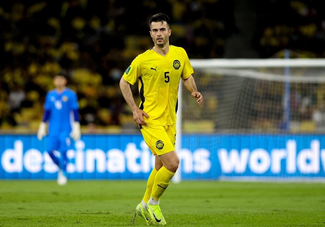 El futbolista vizcaíno durante su debut con la selección de Malasia. / Instagram: Jon Irazabal