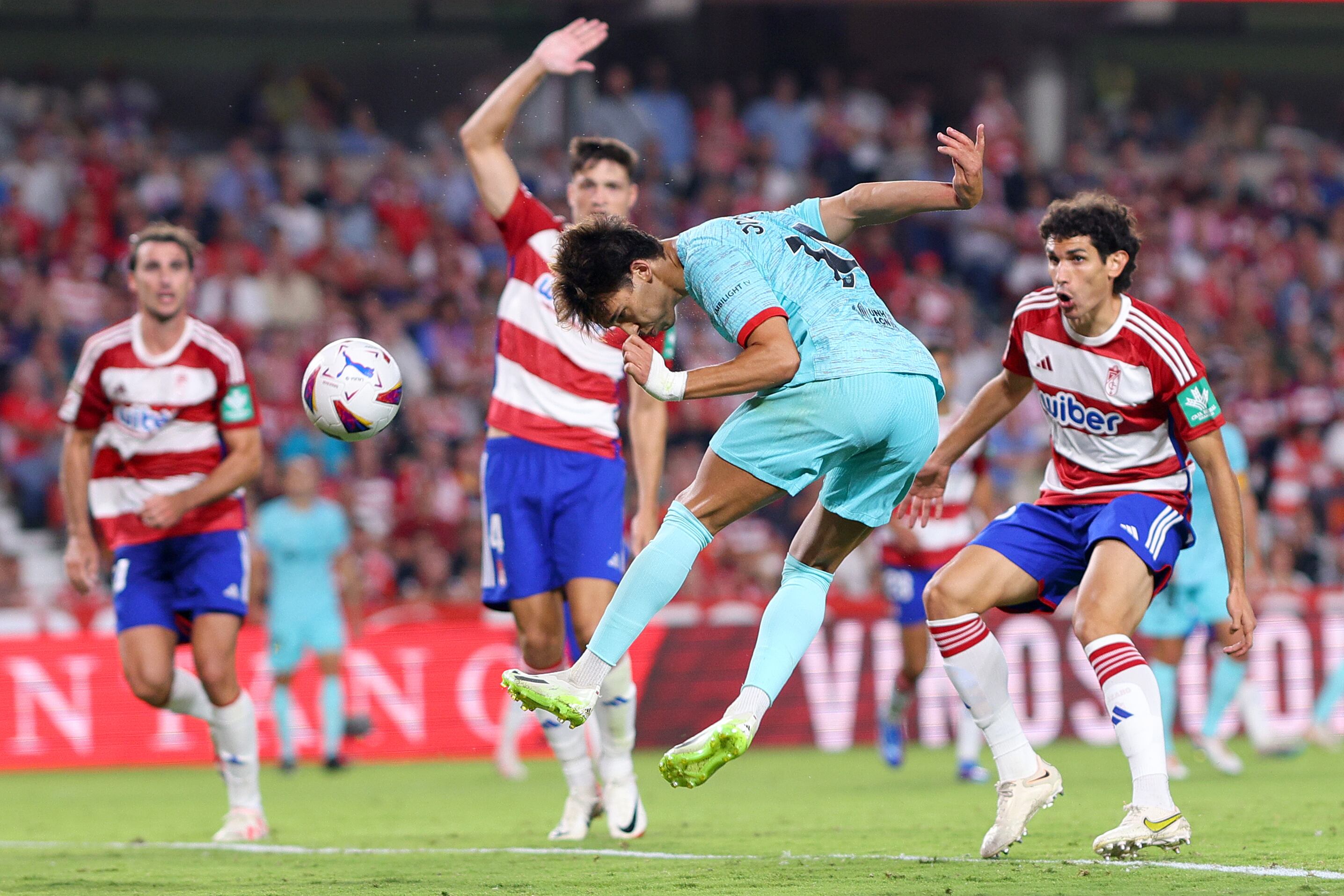 Joao Félix anota ante el Granada un tanto que posteriormente sería anulado en el Granada - Barça. (Photo by Fran Santiago/Getty Images)