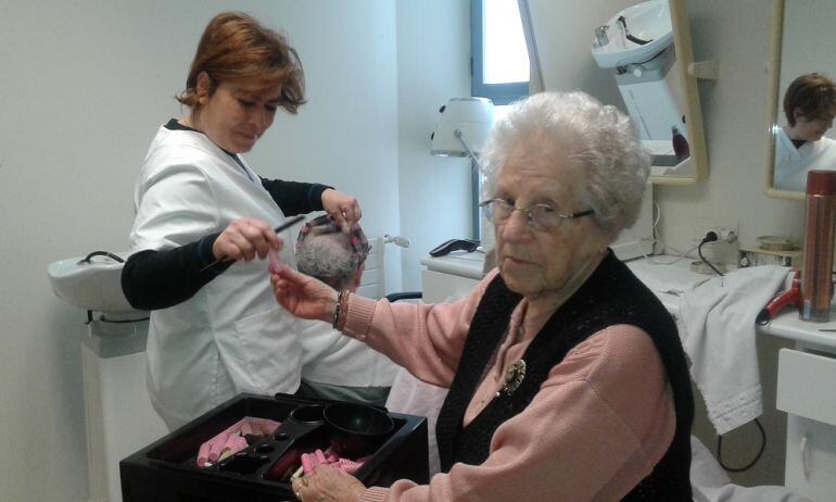 Eloísa, en la peluquería de la residencia donde vive