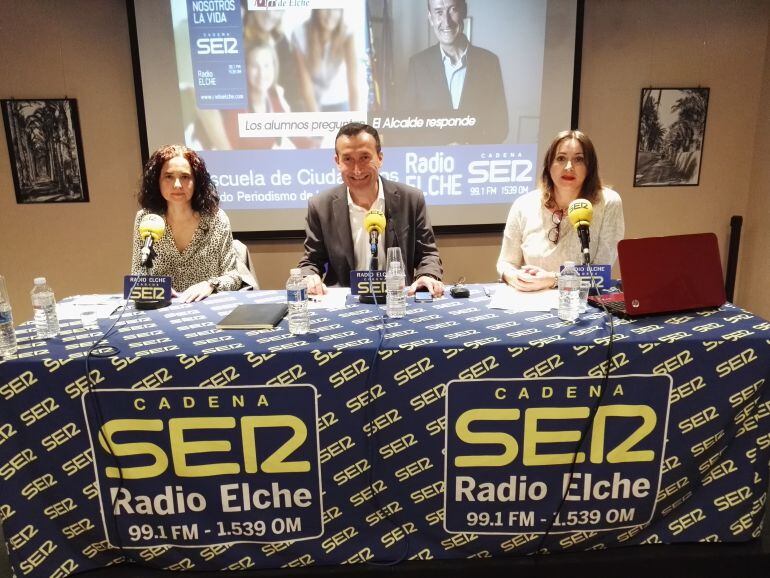 El alcalde ha contestado a alumnos de Periodismo en Radio Elche SER