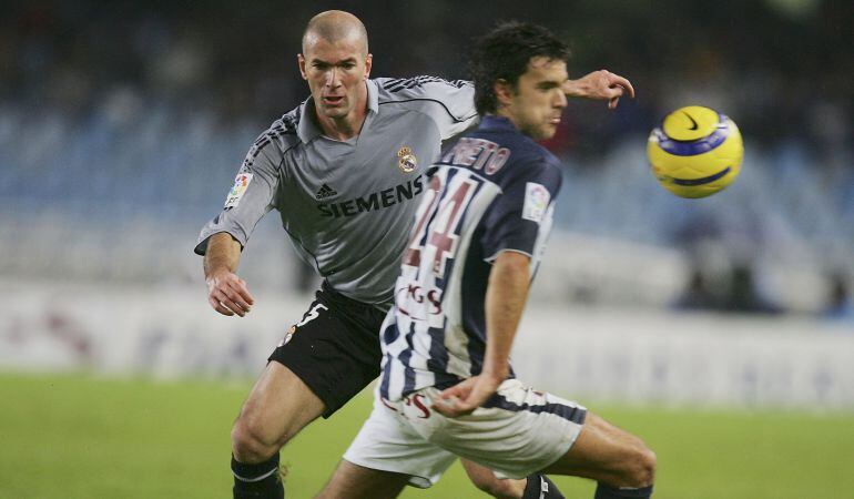 Xabi Prieto defiende un balón ante Zidane 