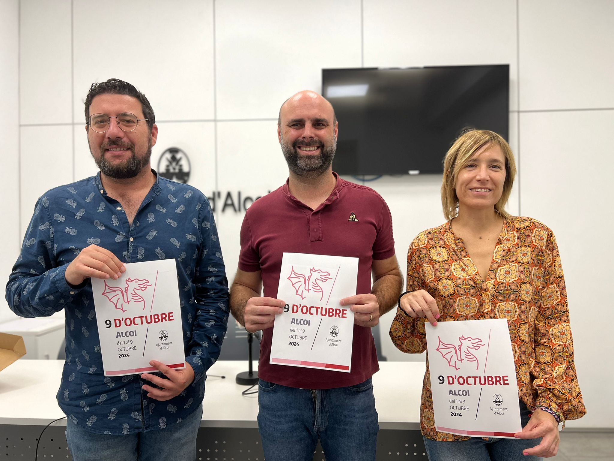 Àlex Cerradelo, vicealcalde i regidor de Comerç; José Ernesto Nadal, de la Llibreria Llorens i en representació dels llibreters i Elisa Guillem, regidora de Cultura, en la presentació de la programació del 9 d&#039;Octubre.