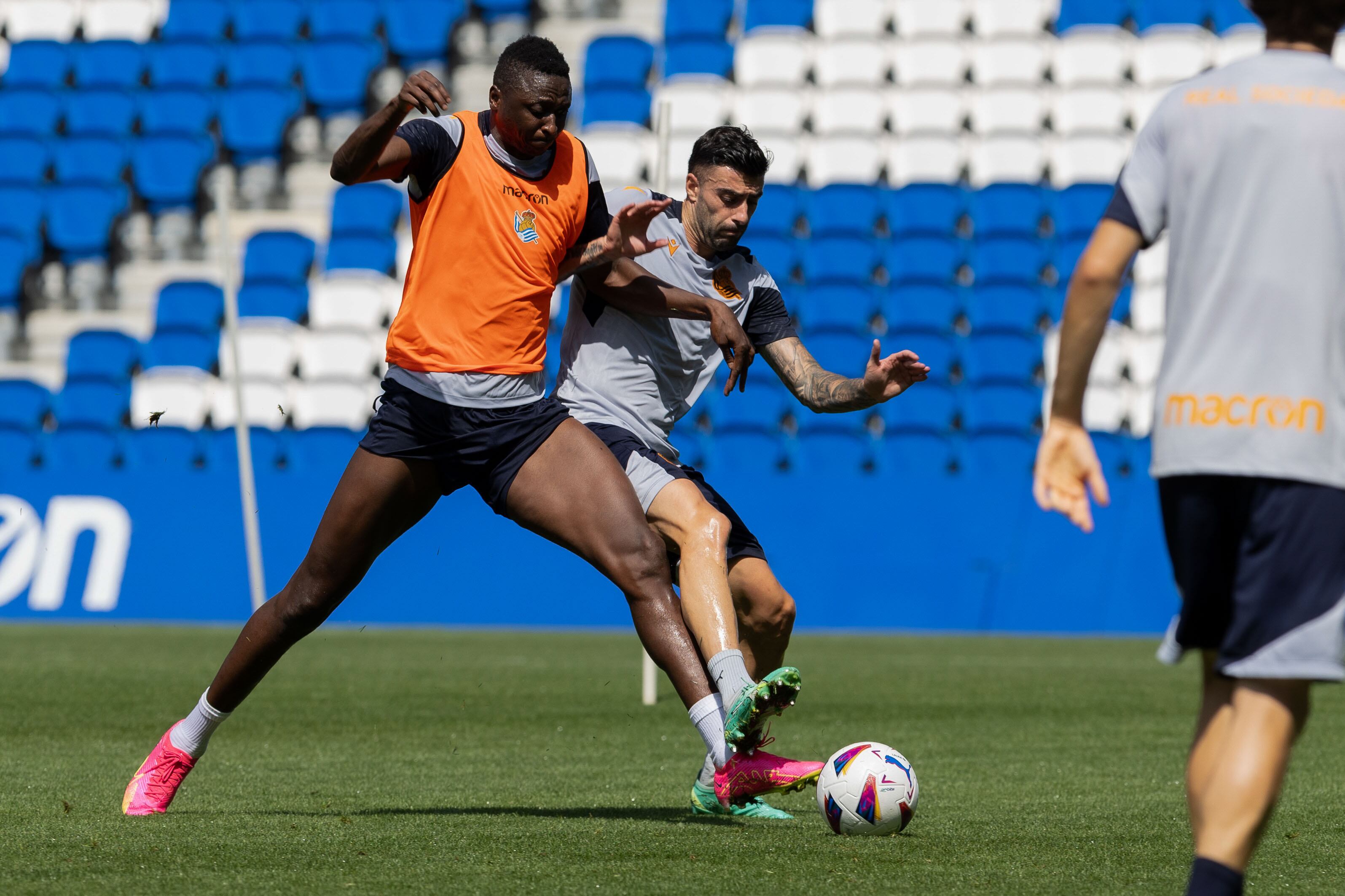 SAN SEBASTIÁN, 10/07/2023.- El delantero nigeriano de la Real Sociedad, Sadiq Umar (i) durante el entrenamiento de pretemporada del Real Sociedad, este lunes en el estadio de Anoeta en San Sebastián. EFE/Javi Colmenero
