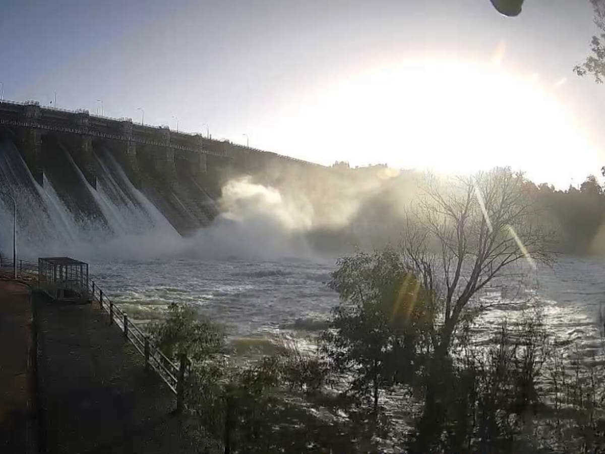 La Confederación Hidrográfica del Guadiana abre una compuerta más en el Zújar y llama a la prudencia ante el aumento de caudales