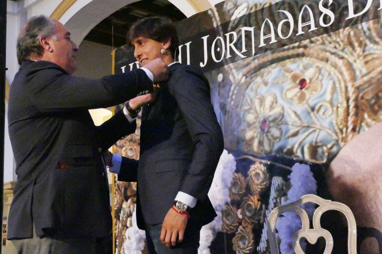 El alcalde de Algeciras, José Ignacio Landaluce, impone la insignia de la ciudad a Roca Rey