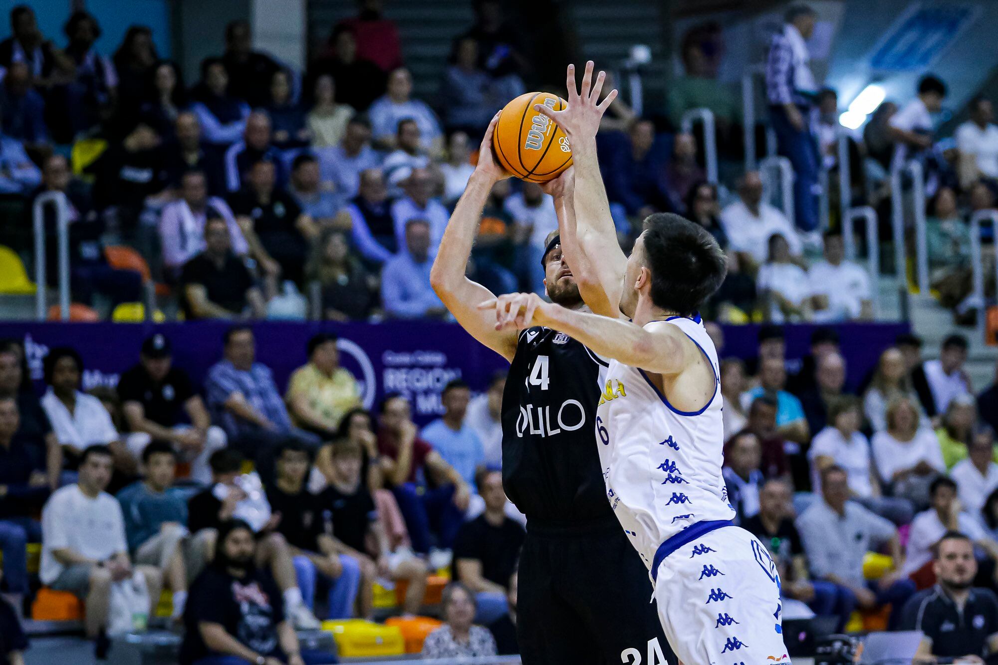 Hermanson lanza a canasta durante el partido