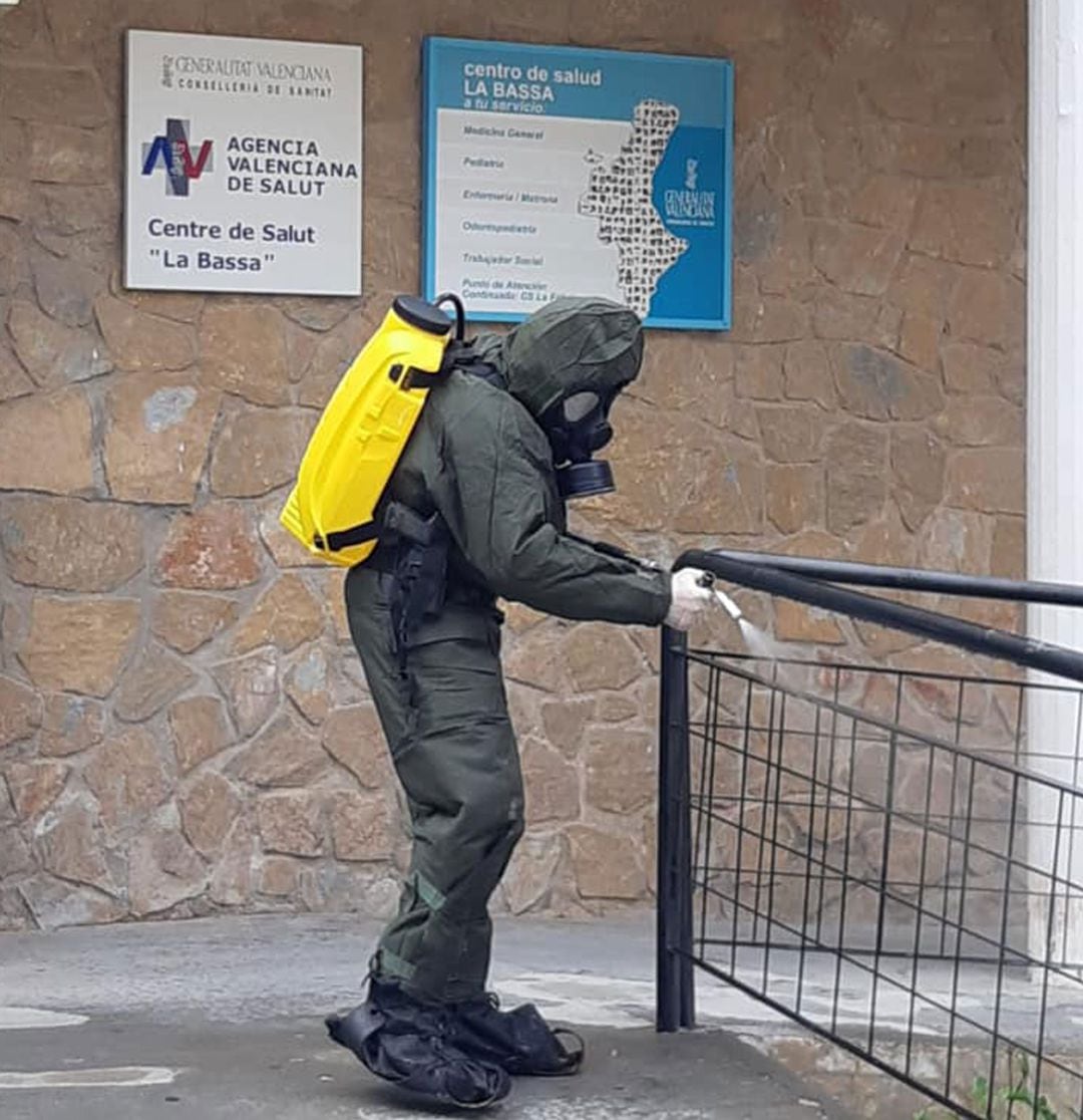 Un militar del MOE limpiando la barandilla del centro de salud La Fábrica.