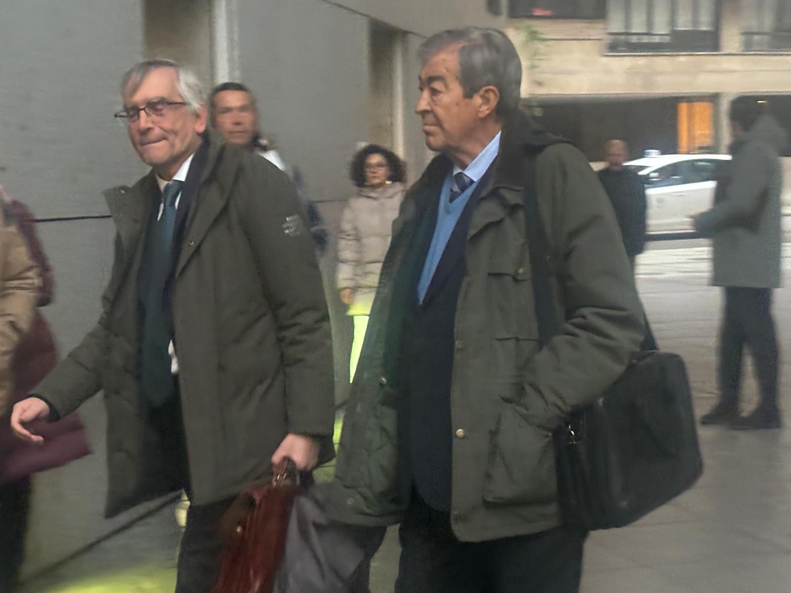 Francisco Álvarez -Cascos llega a los juzgados de Oviedo acompañado de su abogado,  Luis Tuero