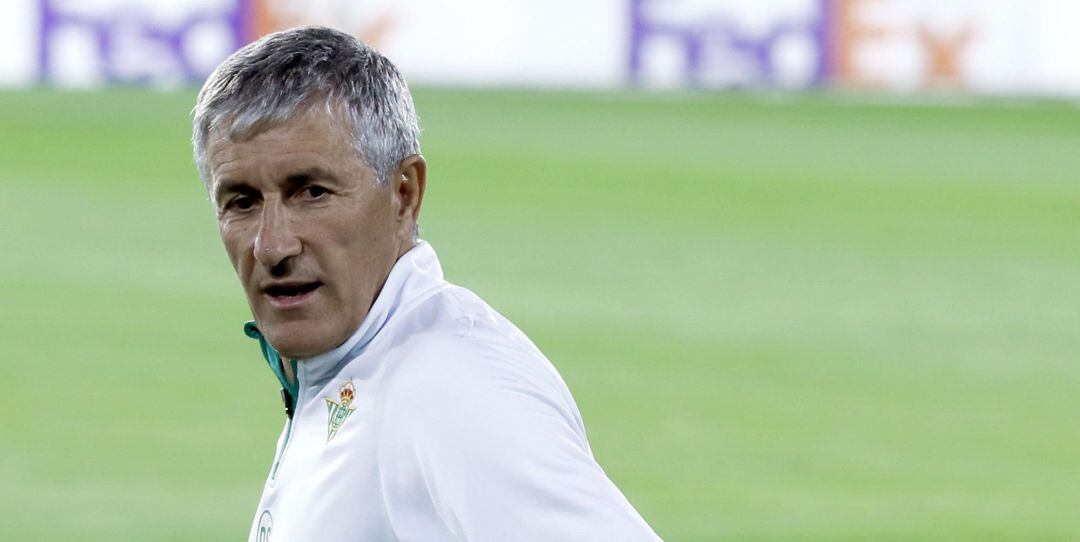 El entrenador del Betis Quique Setién durante el entrenamiento del equipo, en el Benito Villamarín, previo al partido de Liga Europa que disputarán mañana contra el AC Milán.