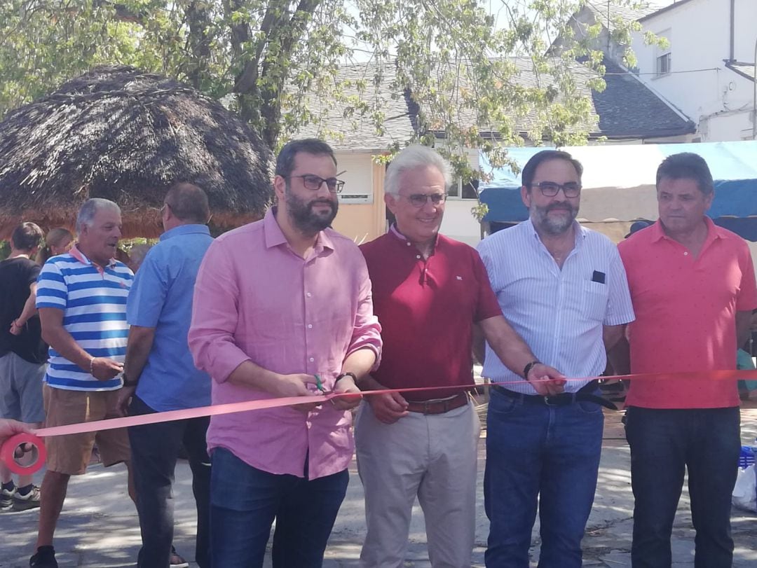 El Eurodiputado, Ibán García del Blanco, cortó la cinta de la Feria que se celebra en la localidad del Espino, en Vega de Espinareda