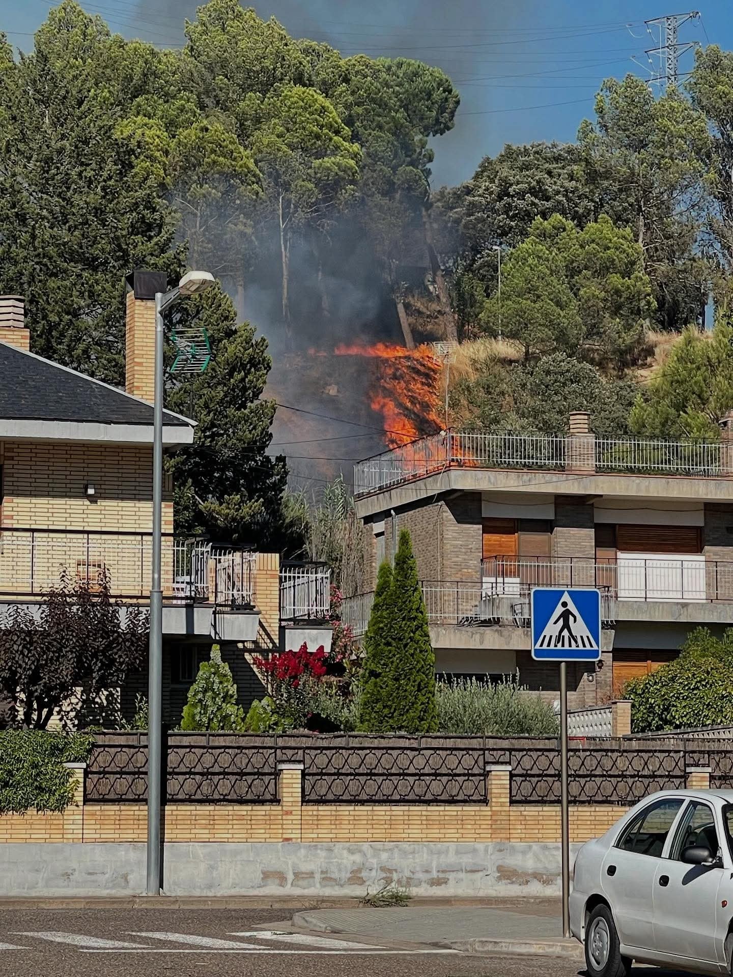 El incendio ha comenzado en una ladera próxima a la residencia de Valentia. Foto: S.E.