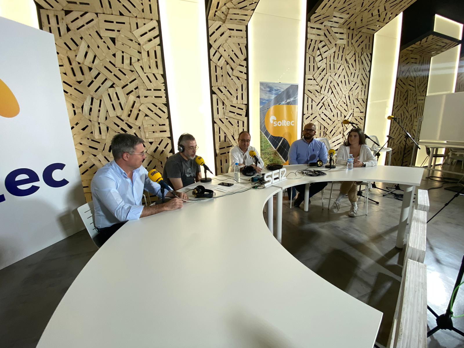 Javier López y Ángel Molina, catedráticos de la UPCT, acompañados de Rodolfo Herrena y Ana Belén Paredes, becarios de la cátedra Fundación Soltec-Universidad Politécnica de Cartagena