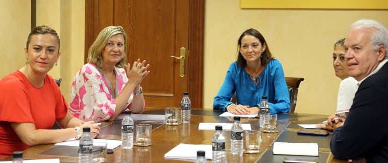 Imagen de la reunión mantenida entre la ministra de Industria, Comercio y Turismo, Reyes Maroto, y la consejera de Economía y Hacienda de Castilla y León, Pilar del Olmo