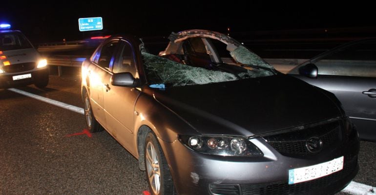 Imatge frontal del vehicle que ha rebut l'impacte d'una roda de camió i el conductor del qual ha resultat mort a l'A-2 a Ribera d'Ondara.