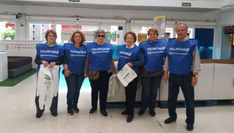 Varios voluntarios del Banco de Alimentos dispuestos para recolectar alimentos