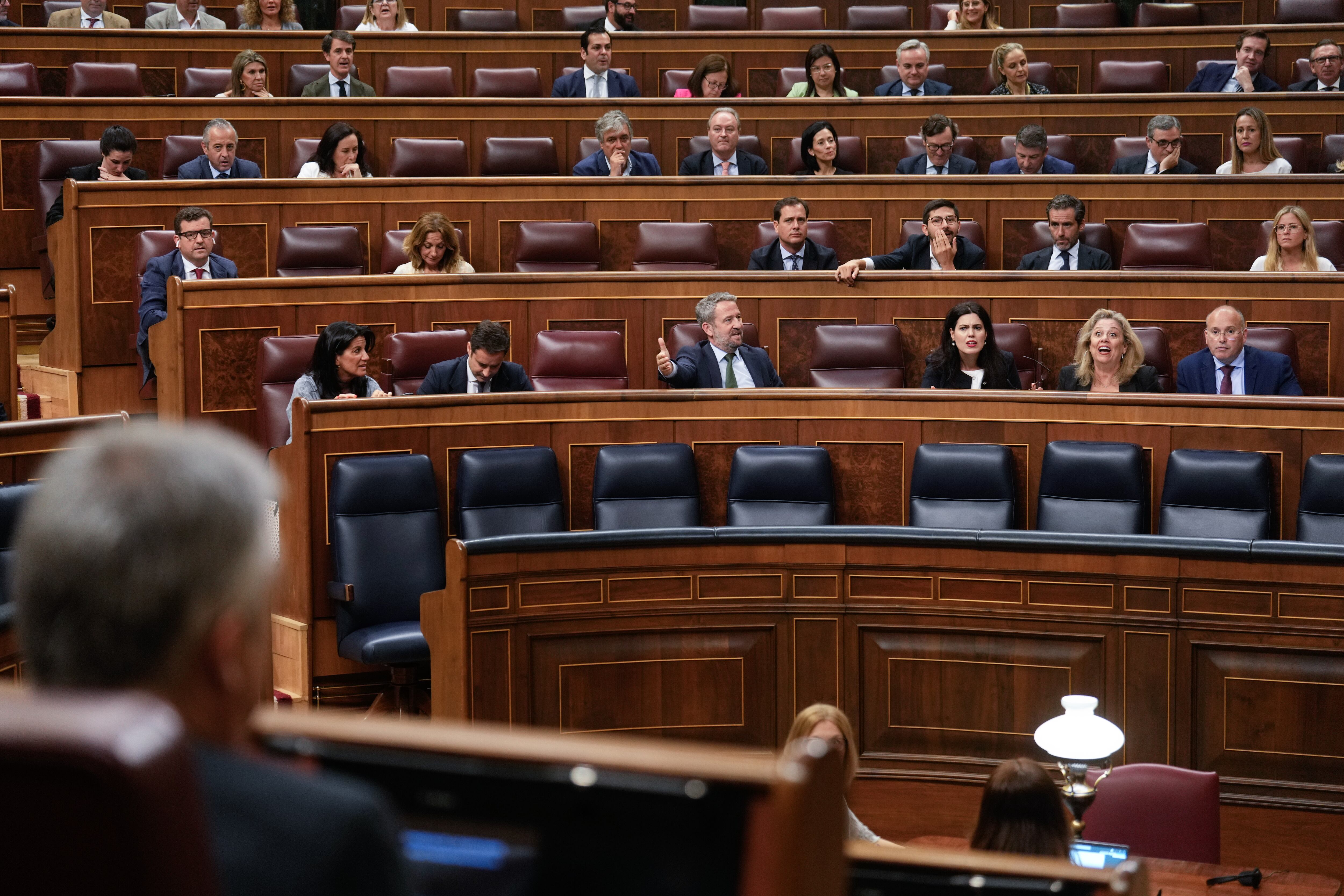 MADRID, 12/06/2025.- La diputada popular Macarena Montesinos (2d) y el portavoz del PP, Miguel Tellado (d), entre otros miran al diputado Santos Cerdán (i, delante) durante el pleno celebrado este jueves en la Cámara Baja. EFE/ Borja Sanchez-Trillo
