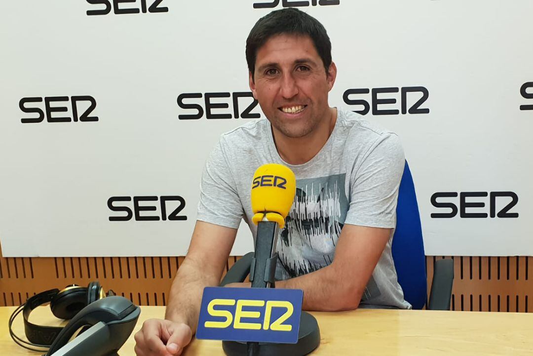 Asier Santana en los estudios de Radio Murcia