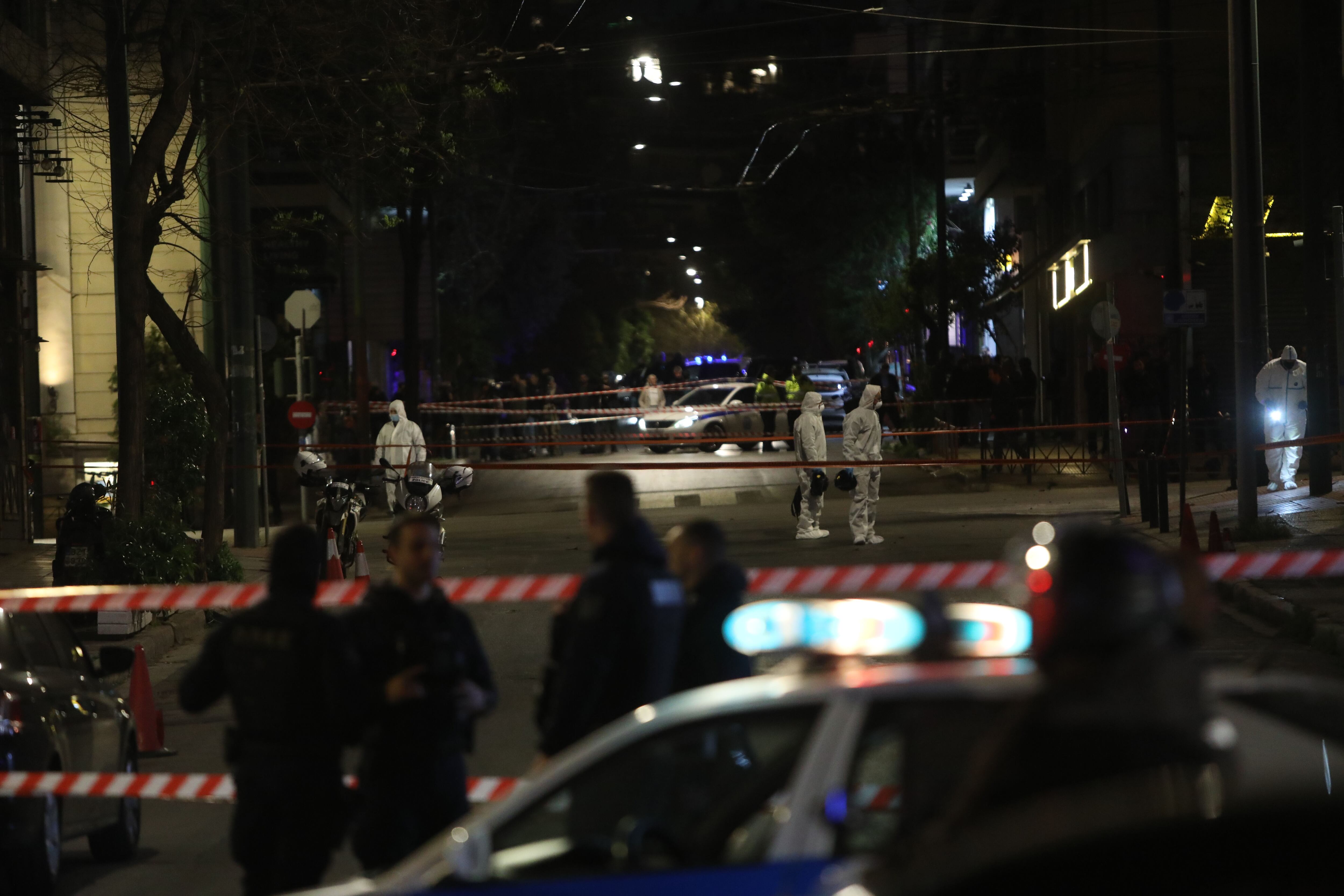 Equipos de artificieros y agentes de policía locales frente a las oficinas de Hellenic Train en Atenas.