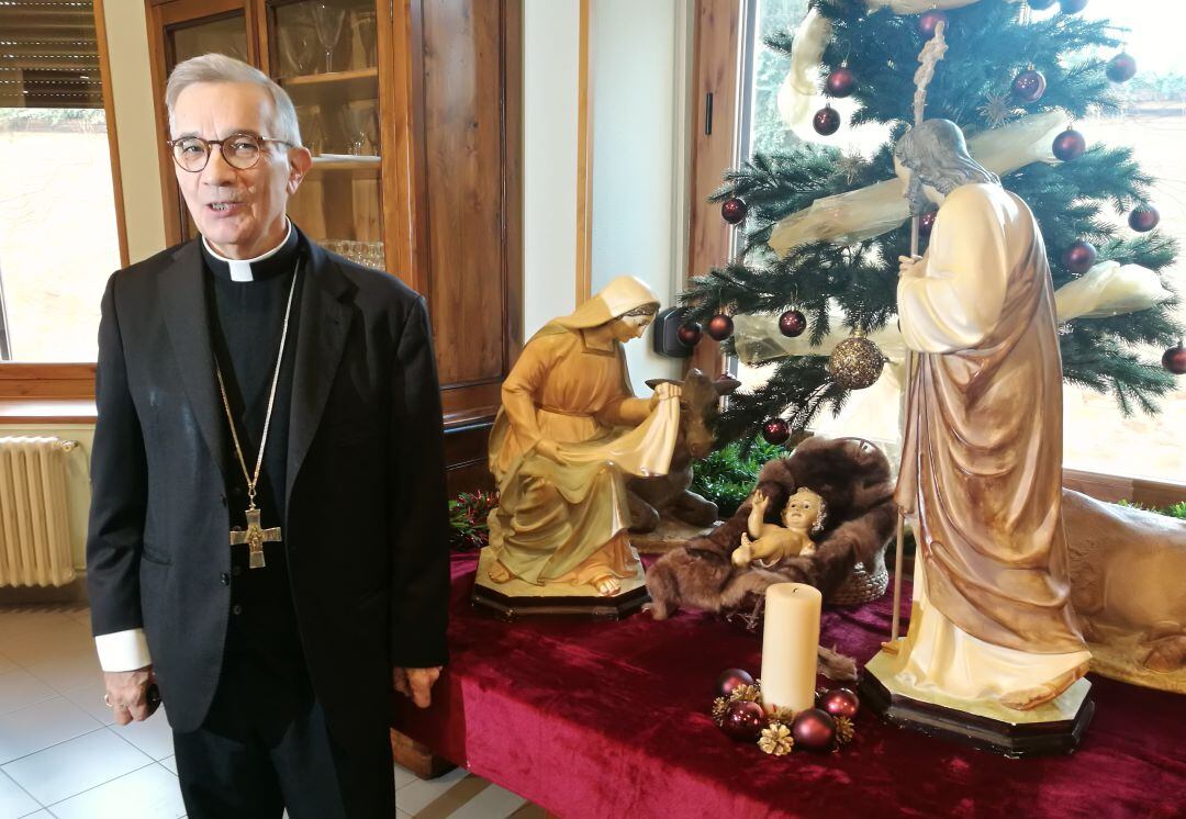 El obispo César Blanco junto a un Belén en el Seminario de Segovia