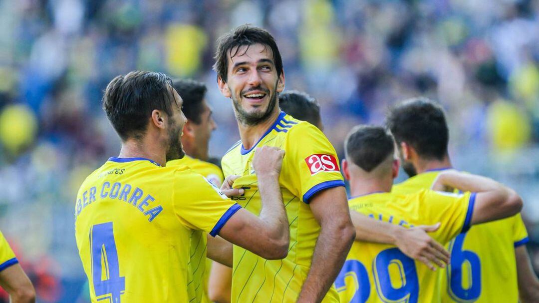 Dejan Lekic, nuevo jugador del Atlético Baleares, en un partido con su exequipo, el Cádiz.