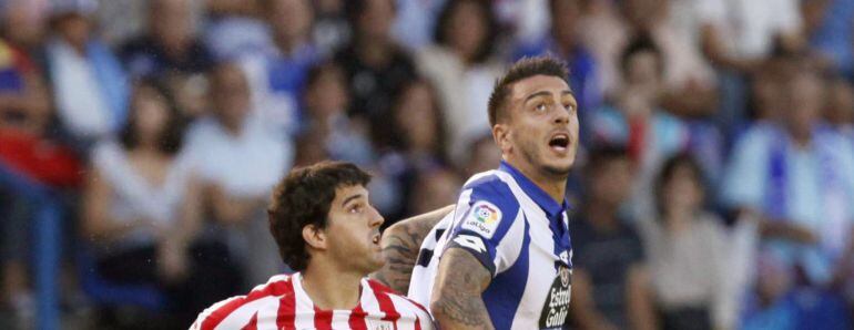 El delantero del Deportivo Joselu Mato (d) salta a por un balón con San José