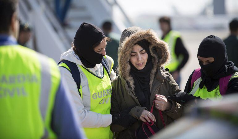 Samira Yerou en el aeropuerto de Barcelona al ser detenida.
