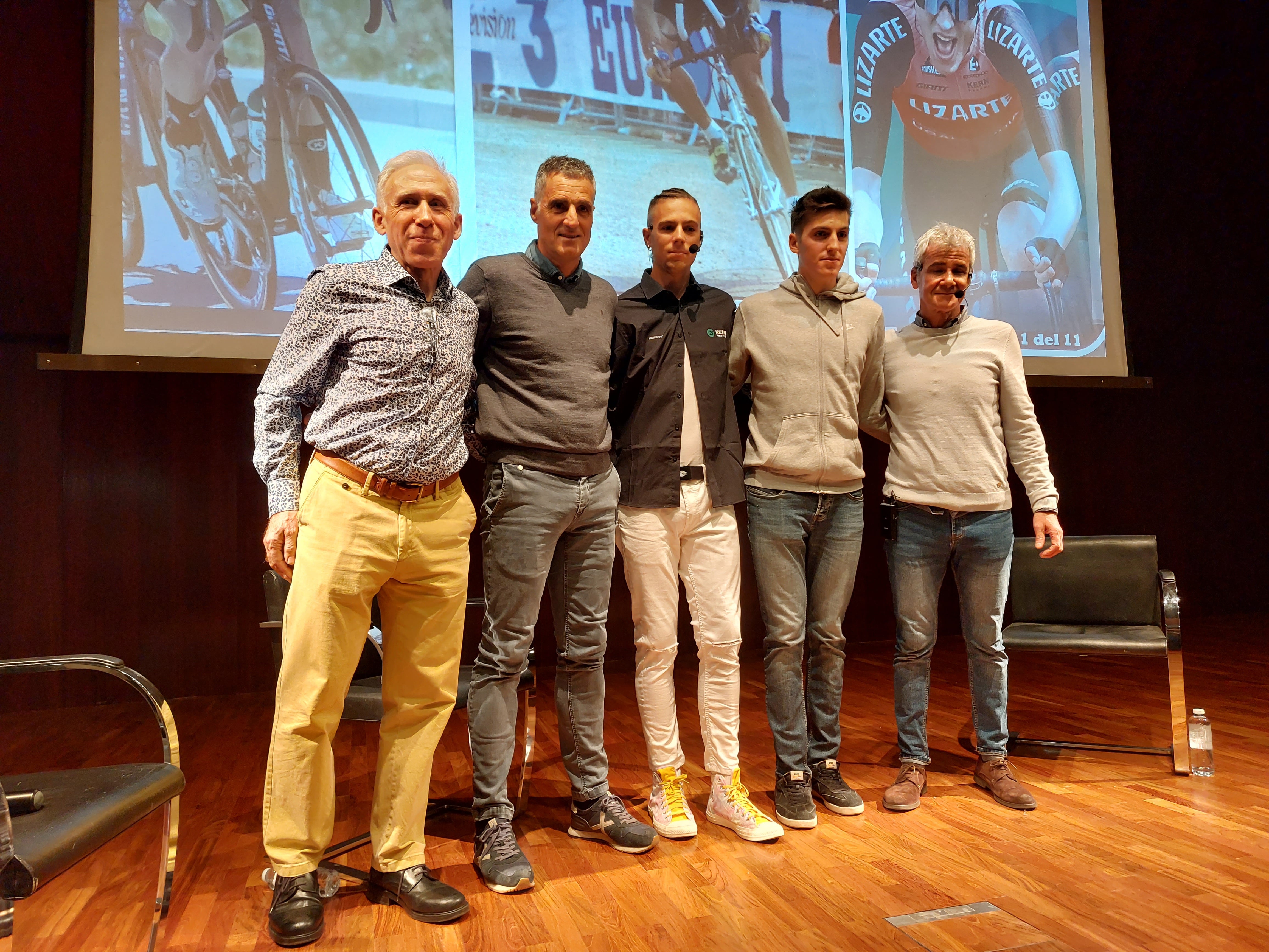 Miguel Cored, a la izquierda, organizador del evento junto a Pruden Indurain, Jaime y Pablo Castrillo y Javier Gómez en una de las charlas de los últimos años