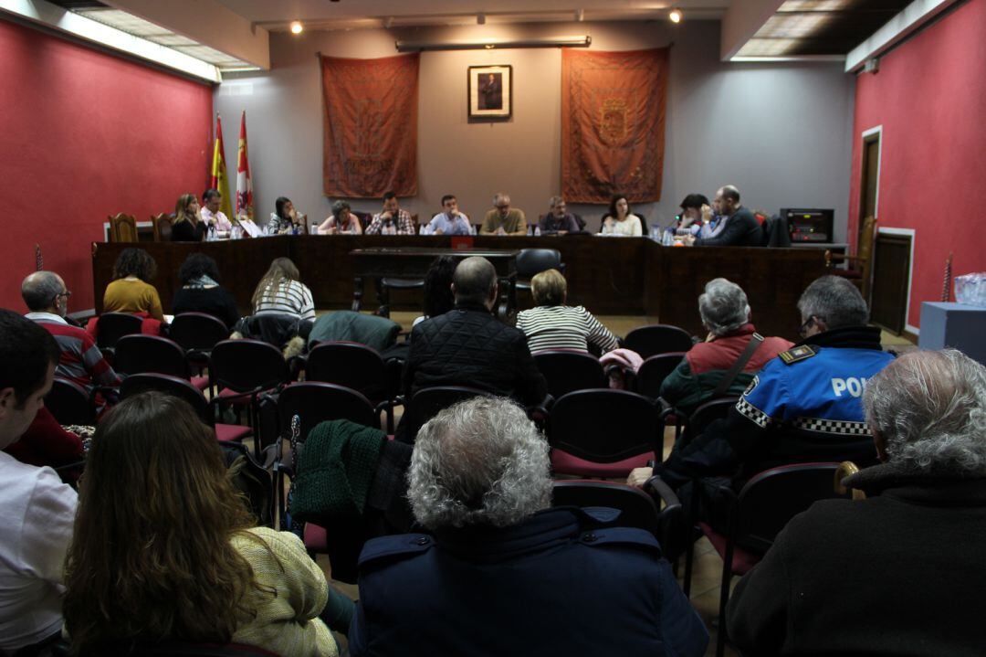 Público presente en la celebración del pleno del mes de enero en el Ayuntamiento de Cuéllar