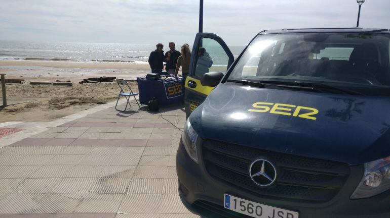 Unidad móvil de la SER en directo desde La Antilla tras el temporal 