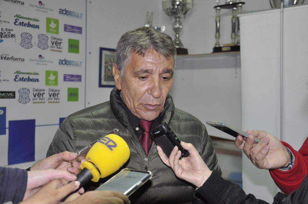 Antonio Montero atendió a los periodistas al término del partido 