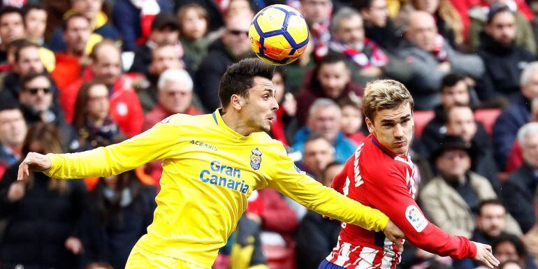 Ximo Navarro pelea con Griezmann en un partido con la UD Las Palmas.