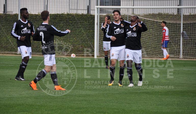 La plantilla celebra el gol.