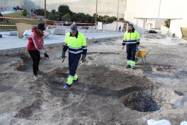 Los operarios municipales trabajaron en las excavaciones bajo la dirección de la arqueóloga Ana Sandoval