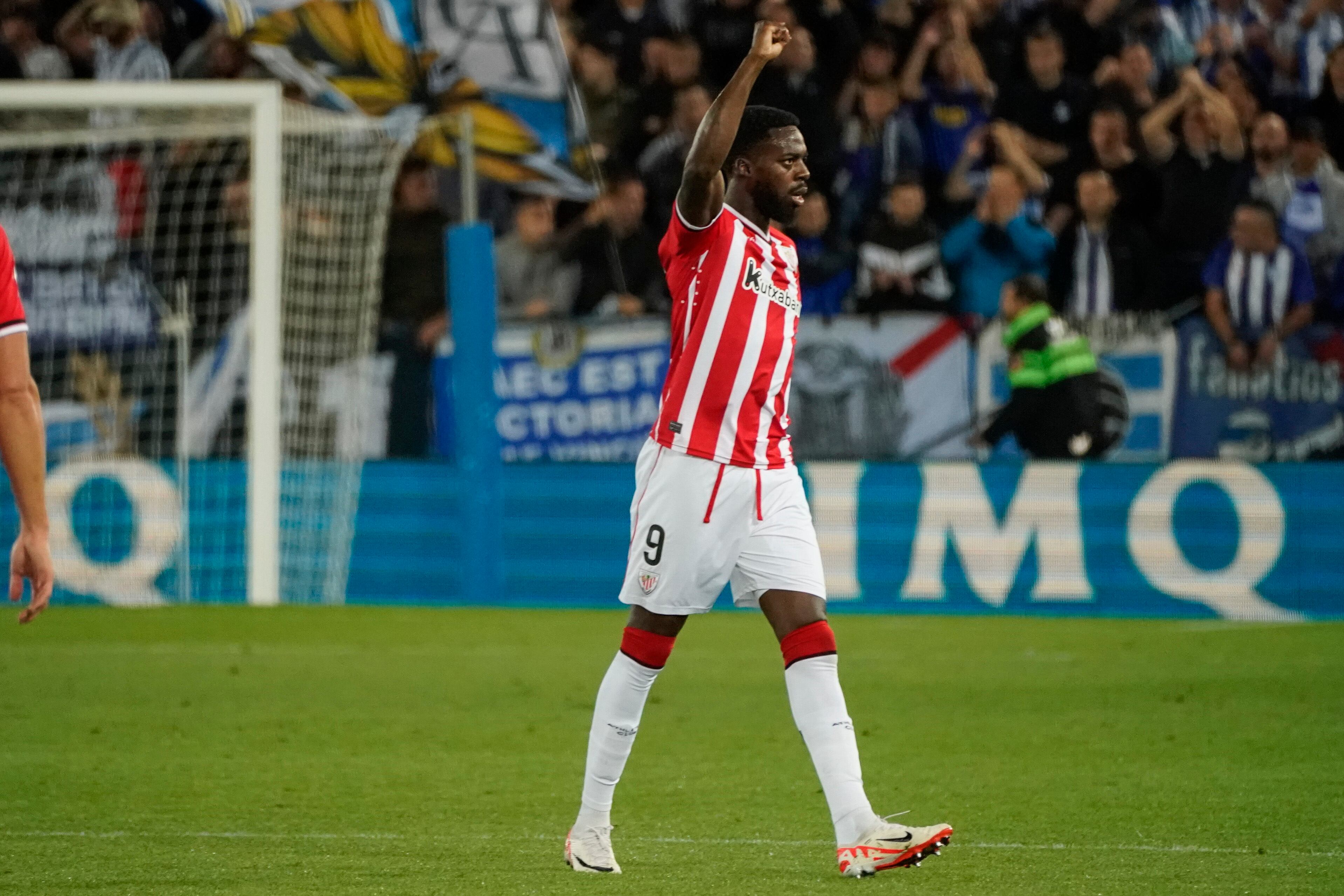 VITORIA (ESPAÑA), 22/09/2023.- El delantero ghanés del Athletic Club Iñaki Williams celebra su gol durante el partido correspondiente a la sexta jornada de LaLiga EA Sports que disputan ambos equipos este viernes en el Estadio de Mendizorroza (Vitoria). EFE / L. Rico
