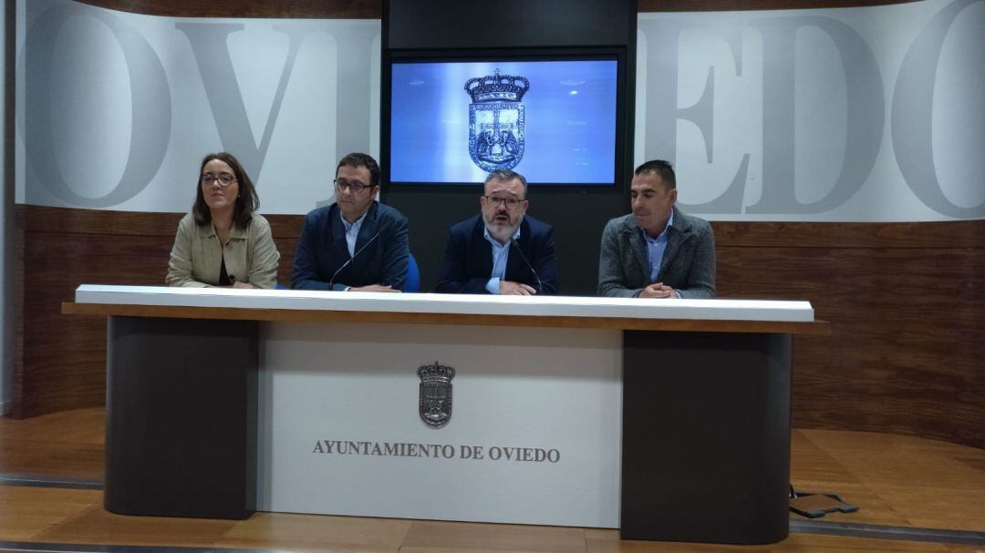 El concejal de Turismo, Alfredo García Quintana, junto a compañeros del gobierno municipal durante la rueda de prensa